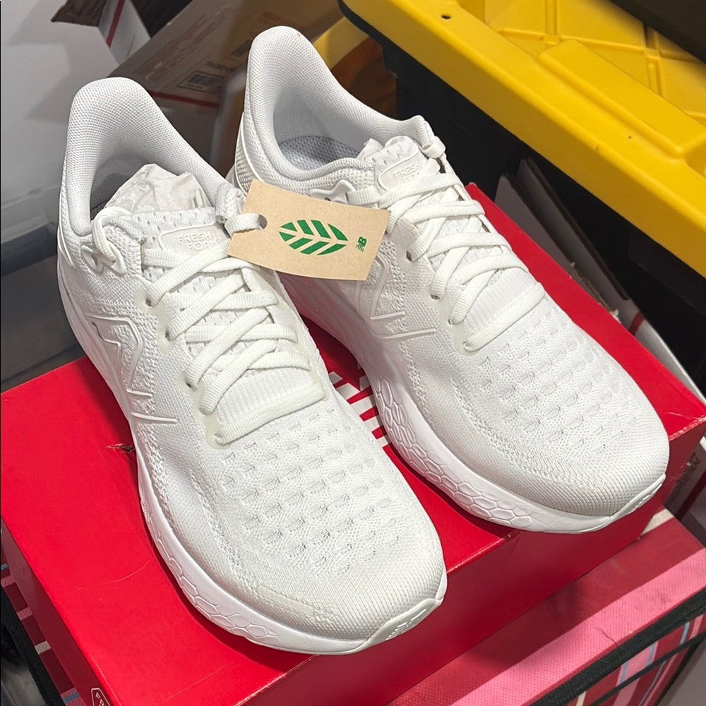 New Balance - fresh foam 1080 - all white - size 9 - new with tags and box